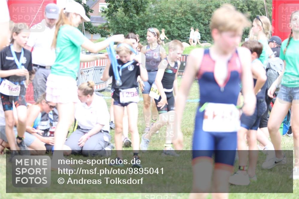 21.06.2026 - 29. Vierlanden-Triathlon Andreas Tolksdorf http://msf.ph/oto/9895041 21.06.2026 15:12:59 Ziel 1249, 1258, 1260, 1290, 1298, 1318, 1249, 1258, 1260, 1290, 1298, 1318 meine-sportfotos.de