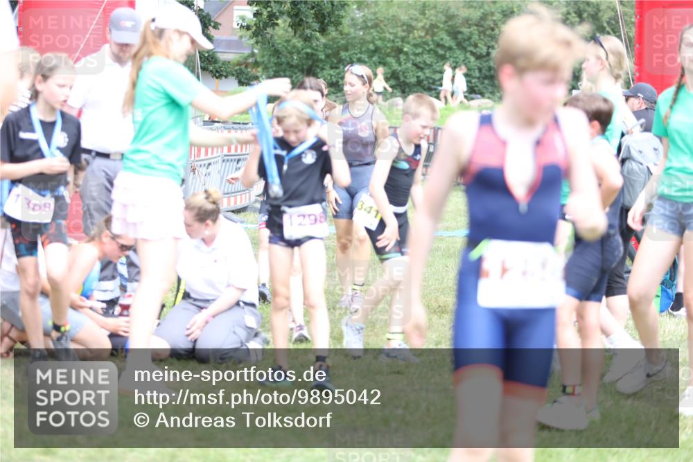 21.06.2026 - 29. Vierlanden-Triathlon Andreas Tolksdorf http://msf.ph/oto/9895042 21.06.2026 15:12:59 Ziel 1249, 1258, 1260, 1290, 1298, 1318, 1249, 1258, 1260, 1290, 1298, 1318 meine-sportfotos.de