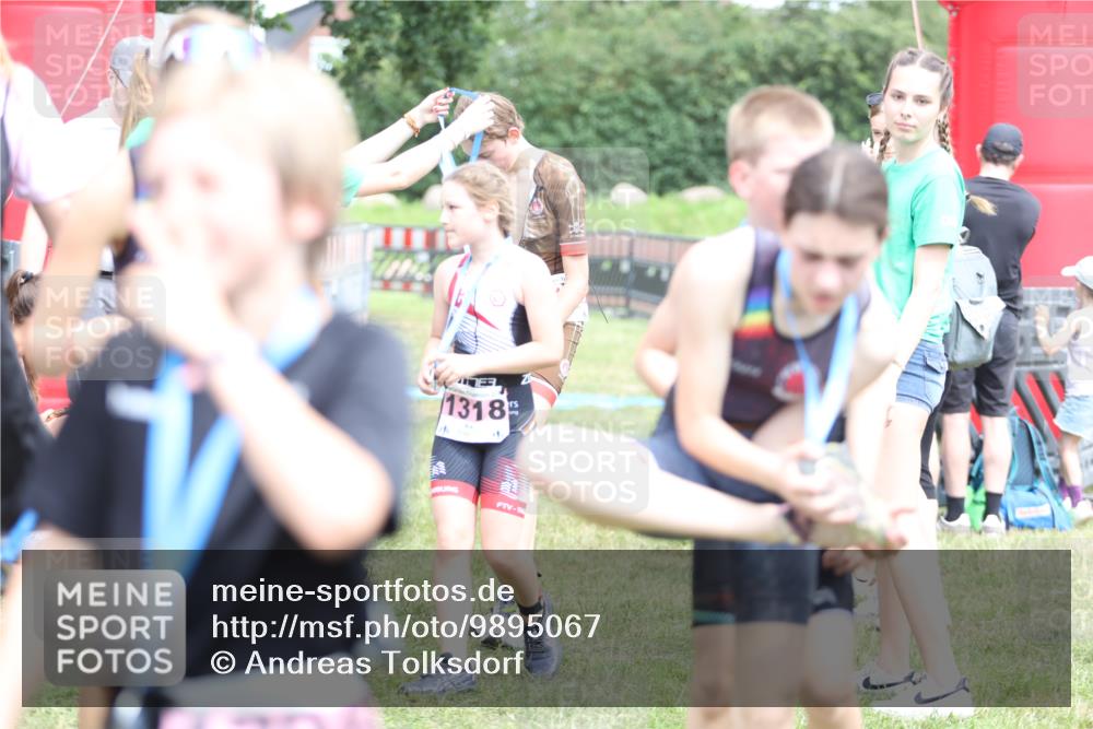 21.06.2026 - 29. Vierlanden-Triathlon Andreas Tolksdorf http://msf.ph/oto/9895067 21.06.2026 15:13:06 Ziel 1249, 1264, 1249, 1264 meine-sportfotos.de
