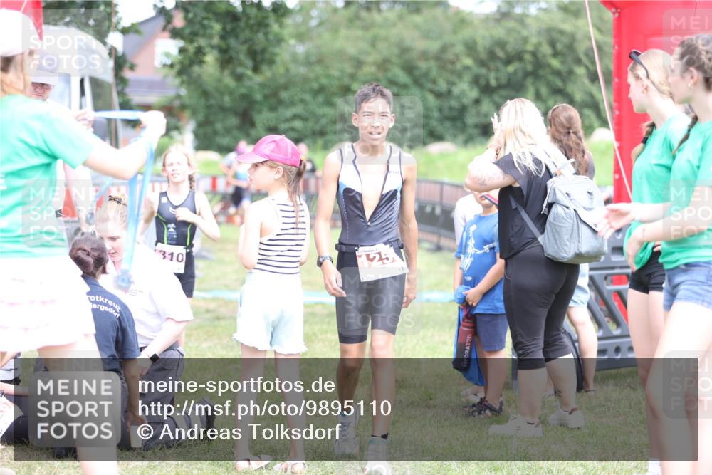 21.06.2026 - 29. Vierlanden-Triathlon Andreas Tolksdorf http://msf.ph/oto/9895110 21.06.2026 15:13:35 Ziel 1261, 1306, 1310, 1261, 1306, 1310 meine-sportfotos.de