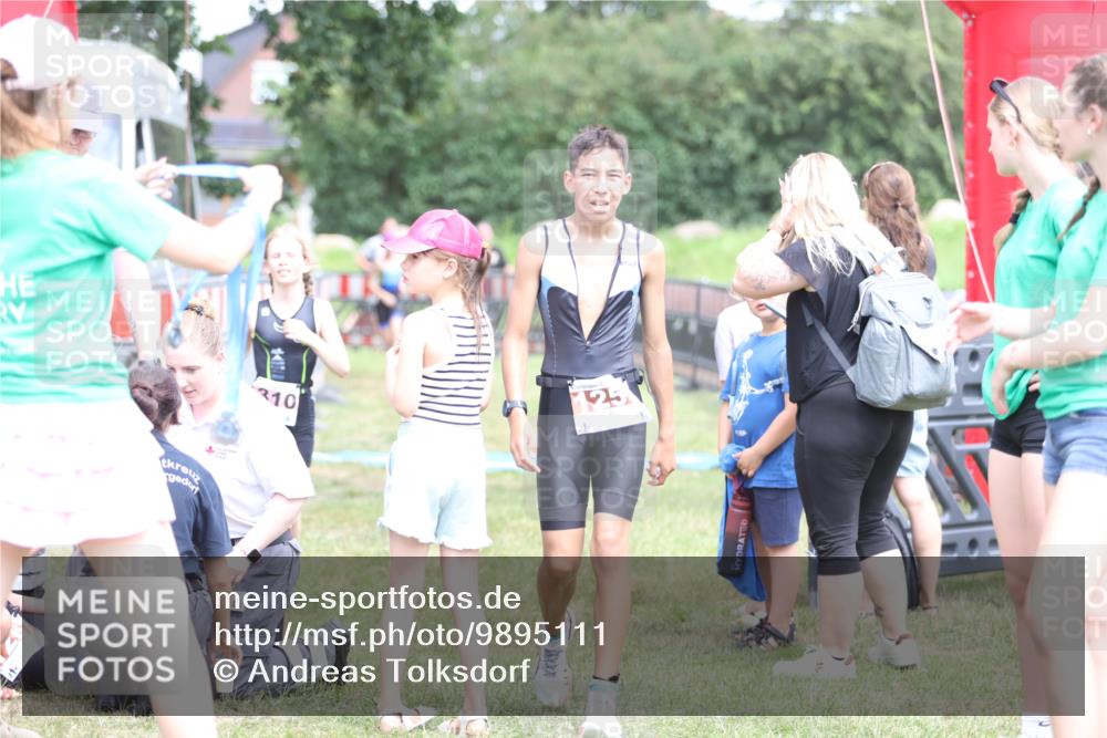 21.06.2026 - 29. Vierlanden-Triathlon Andreas Tolksdorf http://msf.ph/oto/9895111 21.06.2026 15:13:35 Ziel 1261, 1306, 1310, 1261, 1306, 1310 meine-sportfotos.de