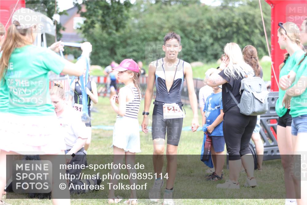21.06.2026 - 29. Vierlanden-Triathlon Andreas Tolksdorf http://msf.ph/oto/9895114 21.06.2026 15:13:35 Ziel 1261, 1306, 1310, 1261, 1306, 1310 meine-sportfotos.de