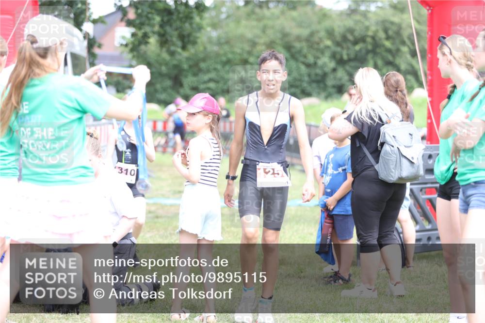21.06.2026 - 29. Vierlanden-Triathlon Andreas Tolksdorf http://msf.ph/oto/9895115 21.06.2026 15:13:35 Ziel 1261, 1306, 1310, 1261, 1306, 1310 meine-sportfotos.de