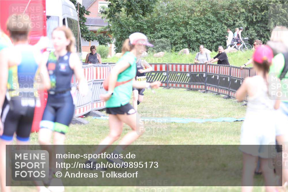 21.06.2026 - 29. Vierlanden-Triathlon Andreas Tolksdorf http://msf.ph/oto/9895173 21.06.2026 15:14:01 Ziel 1320, 1335, 1320, 1335 meine-sportfotos.de
