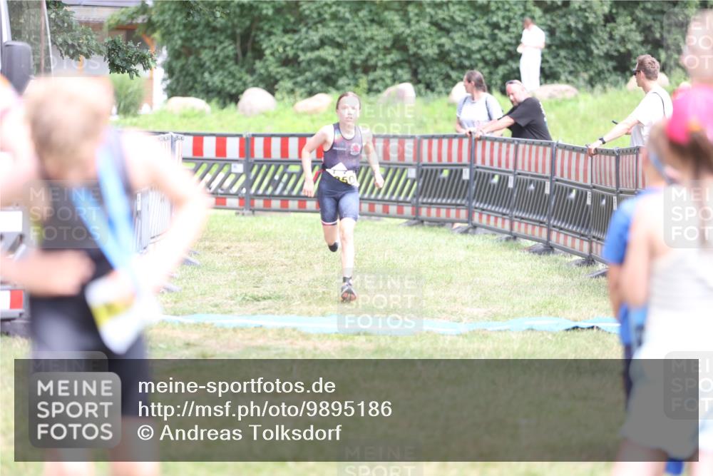 21.06.2026 - 29. Vierlanden-Triathlon Andreas Tolksdorf http://msf.ph/oto/9895186 21.06.2026 15:14:08 Ziel  meine-sportfotos.de