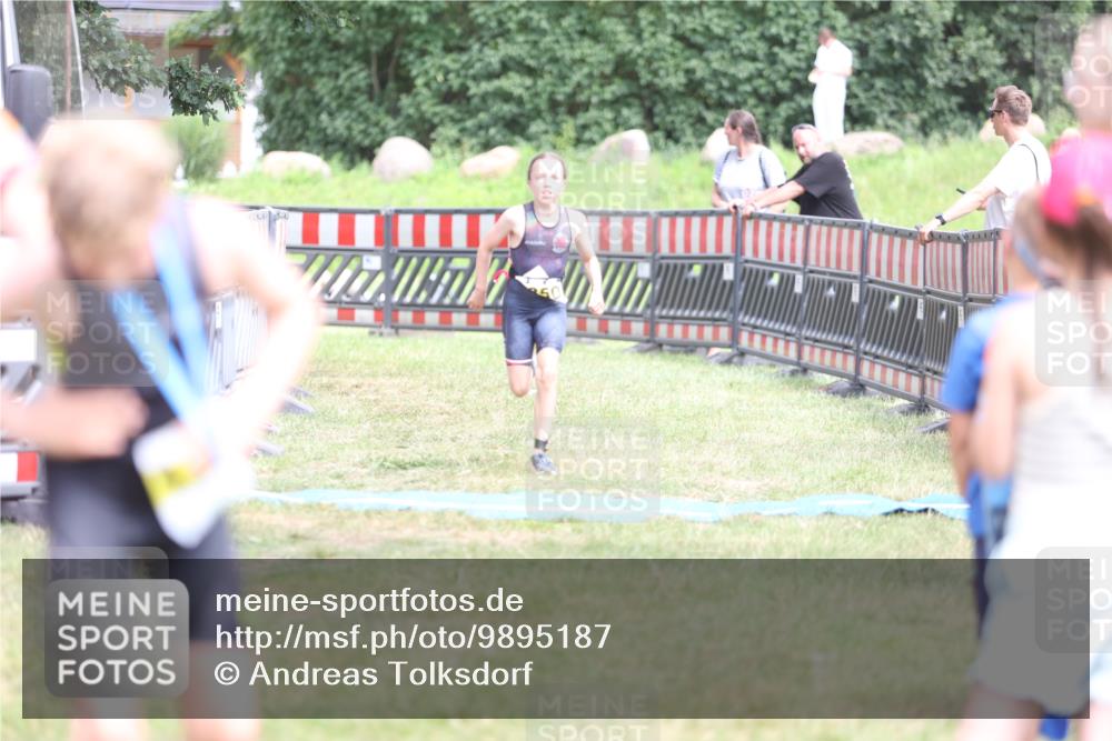 21.06.2026 - 29. Vierlanden-Triathlon Andreas Tolksdorf http://msf.ph/oto/9895187 21.06.2026 15:14:08 Ziel  meine-sportfotos.de