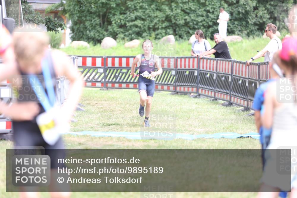 21.06.2026 - 29. Vierlanden-Triathlon Andreas Tolksdorf http://msf.ph/oto/9895189 21.06.2026 15:14:09 Ziel 1295, 1295 meine-sportfotos.de