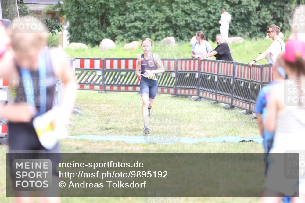 21.06.2026 - 29. Vierlanden-Triathlon Andreas Tolksdorf http://msf.ph/oto/9895192 21.06.2026 15:14:09 Ziel 1295, 1295 meine-sportfotos.de