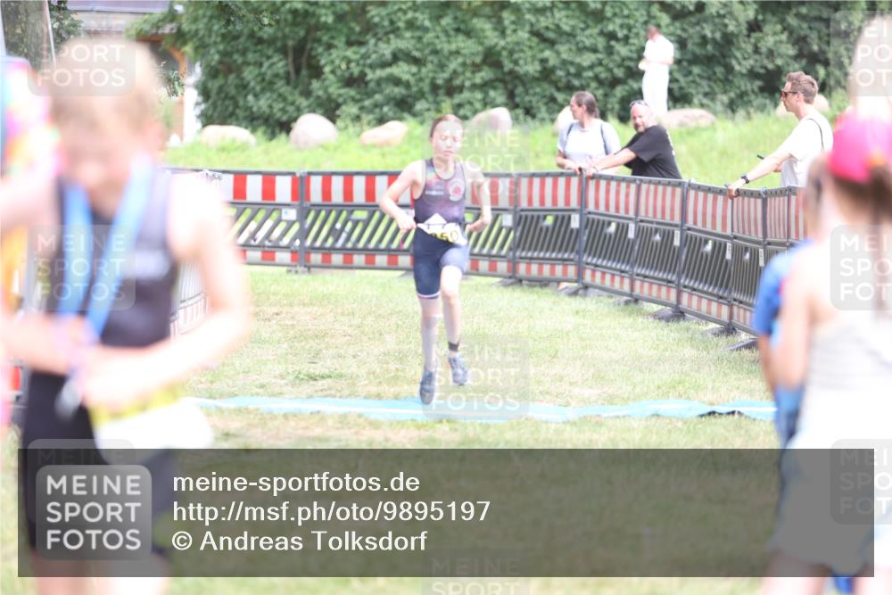21.06.2026 - 29. Vierlanden-Triathlon Andreas Tolksdorf http://msf.ph/oto/9895197 21.06.2026 15:14:09 Ziel 1295, 1295 meine-sportfotos.de