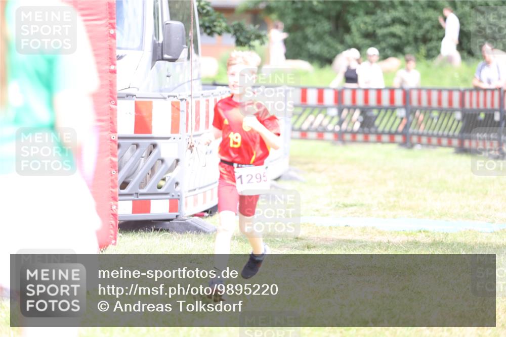 21.06.2026 - 29. Vierlanden-Triathlon Andreas Tolksdorf http://msf.ph/oto/9895220 21.06.2026 15:14:20 Ziel 1295, 1295 meine-sportfotos.de