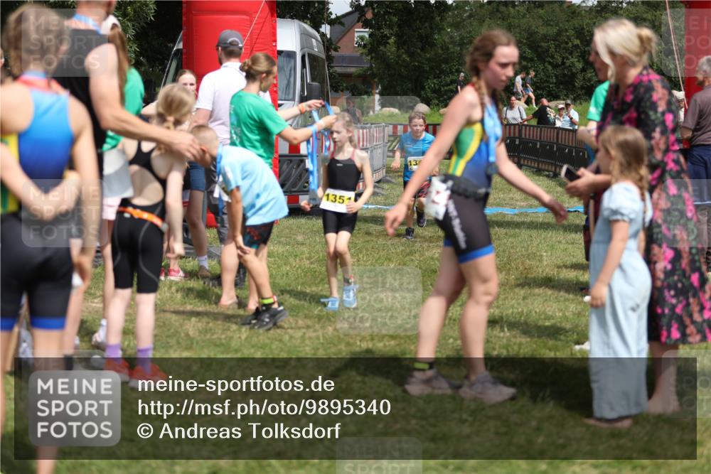 21.06.2026 - 29. Vierlanden-Triathlon Andreas Tolksdorf http://msf.ph/oto/9895340 21.06.2026 15:15:45 Ziel 1274, 1351, 1274, 1351 meine-sportfotos.de