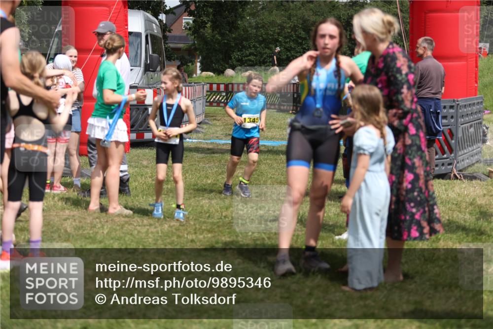 21.06.2026 - 29. Vierlanden-Triathlon Andreas Tolksdorf http://msf.ph/oto/9895346 21.06.2026 15:15:47 Ziel 1274, 1351, 1274, 1351 meine-sportfotos.de