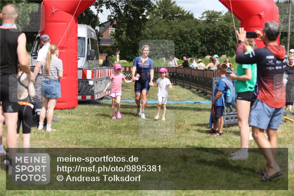 21.06.2026 - 29. Vierlanden-Triathlon Andreas Tolksdorf http://msf.ph/oto/9895381 21.06.2026 15:16:23 Ziel 247, 247 meine-sportfotos.de