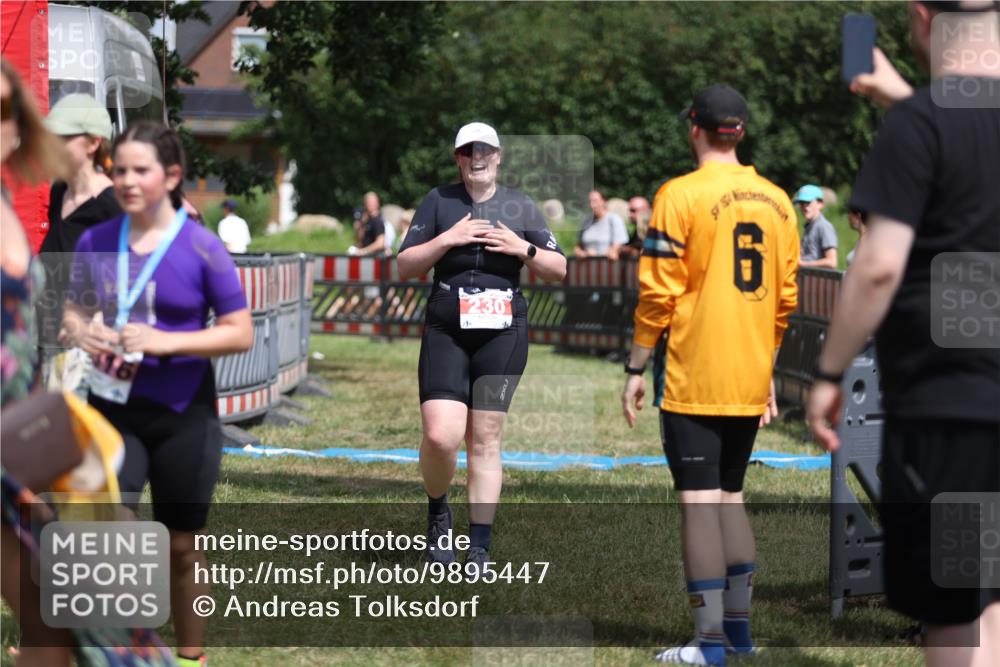 21.06.2026 - 29. Vierlanden-Triathlon Andreas Tolksdorf http://msf.ph/oto/9895447 21.06.2026 15:17:40 Ziel 230, 230 meine-sportfotos.de