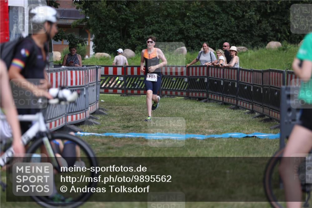 21.06.2026 - 29. Vierlanden-Triathlon Andreas Tolksdorf http://msf.ph/oto/9895562 21.06.2026 15:19:43 Ziel 1255, 1255 meine-sportfotos.de