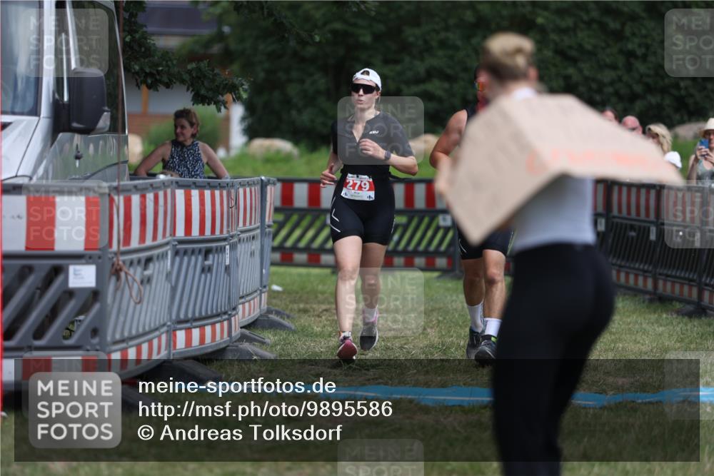 21.06.2026 - 29. Vierlanden-Triathlon Andreas Tolksdorf http://msf.ph/oto/9895586 21.06.2026 15:22:19 Ziel 105, 279, 105, 279 meine-sportfotos.de