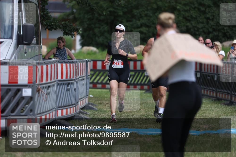 21.06.2026 - 29. Vierlanden-Triathlon Andreas Tolksdorf http://msf.ph/oto/9895587 21.06.2026 15:22:19 Ziel 105, 279, 105, 279 meine-sportfotos.de