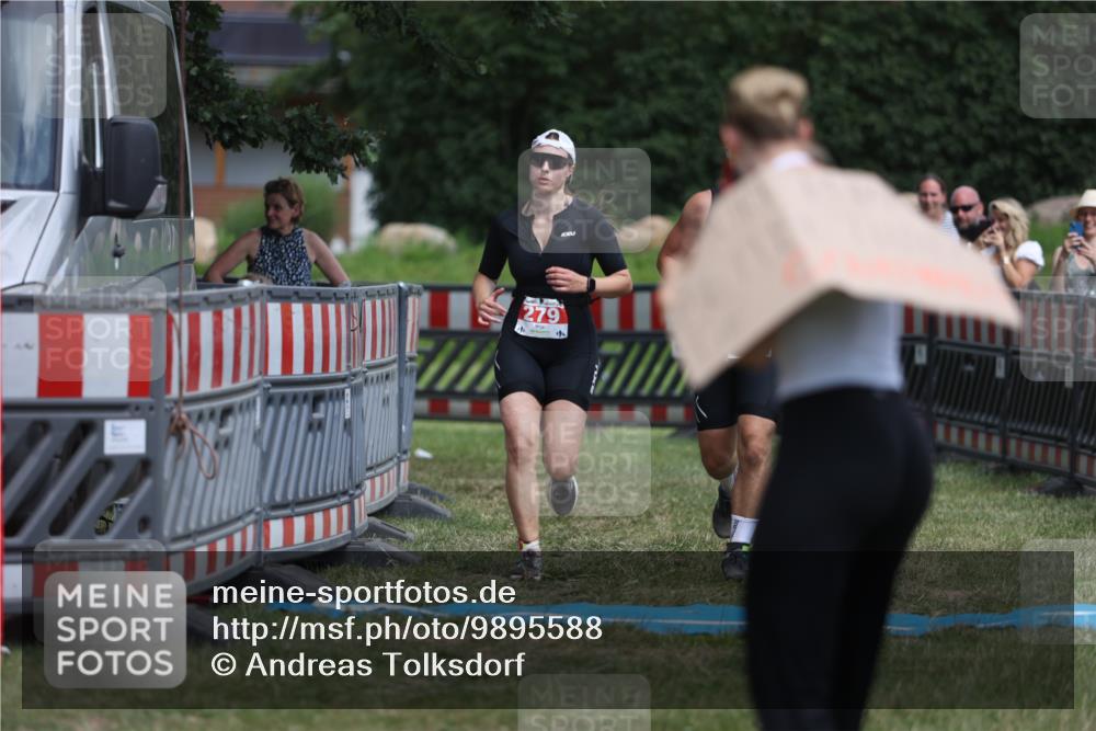 21.06.2026 - 29. Vierlanden-Triathlon Andreas Tolksdorf http://msf.ph/oto/9895588 21.06.2026 15:22:19 Ziel 105, 279, 105, 279 meine-sportfotos.de