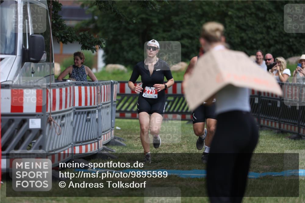 21.06.2026 - 29. Vierlanden-Triathlon Andreas Tolksdorf http://msf.ph/oto/9895589 21.06.2026 15:22:19 Ziel 105, 279, 105, 279 meine-sportfotos.de