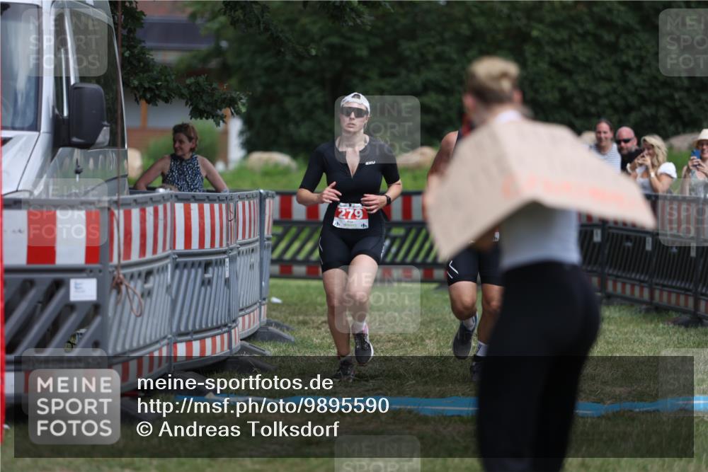 21.06.2026 - 29. Vierlanden-Triathlon Andreas Tolksdorf http://msf.ph/oto/9895590 21.06.2026 15:22:19 Ziel 105, 279, 105, 279 meine-sportfotos.de