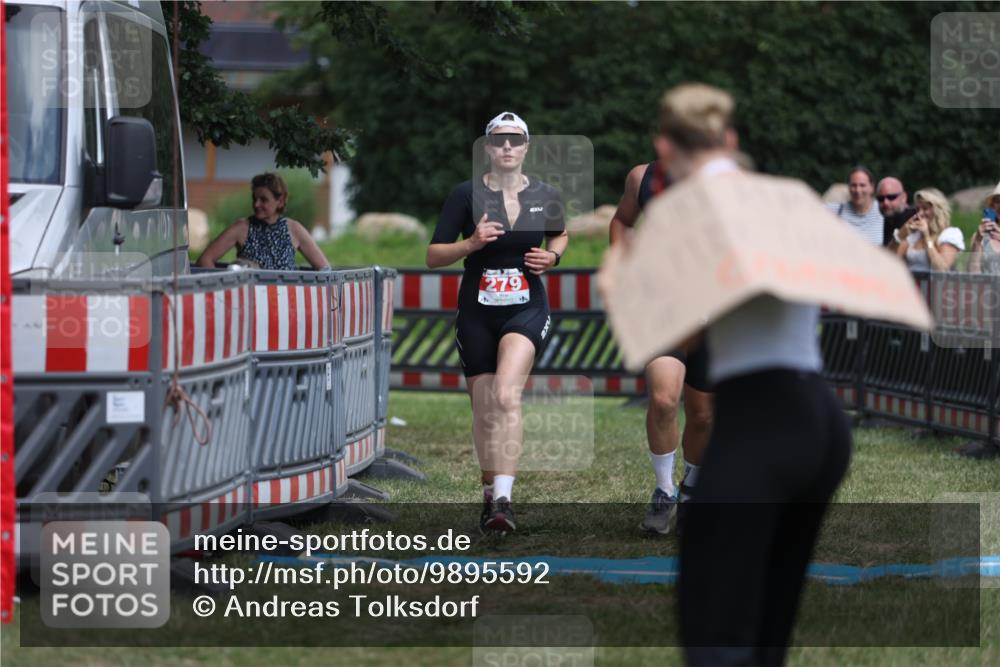 21.06.2026 - 29. Vierlanden-Triathlon Andreas Tolksdorf http://msf.ph/oto/9895592 21.06.2026 15:22:19 Ziel 105, 279, 105, 279 meine-sportfotos.de