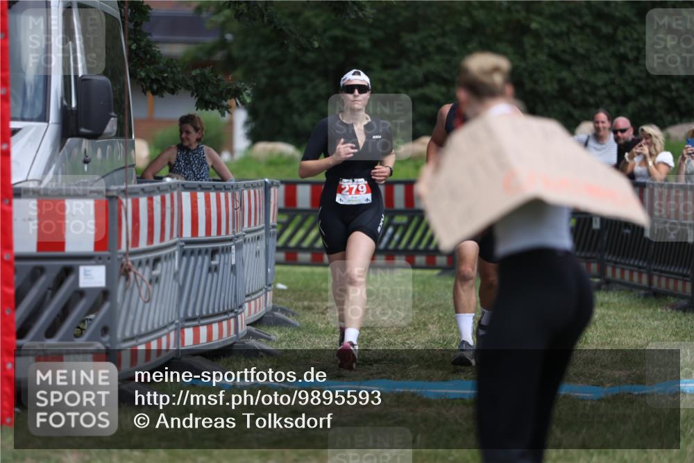 21.06.2026 - 29. Vierlanden-Triathlon Andreas Tolksdorf http://msf.ph/oto/9895593 21.06.2026 15:22:19 Ziel 105, 279, 105, 279 meine-sportfotos.de