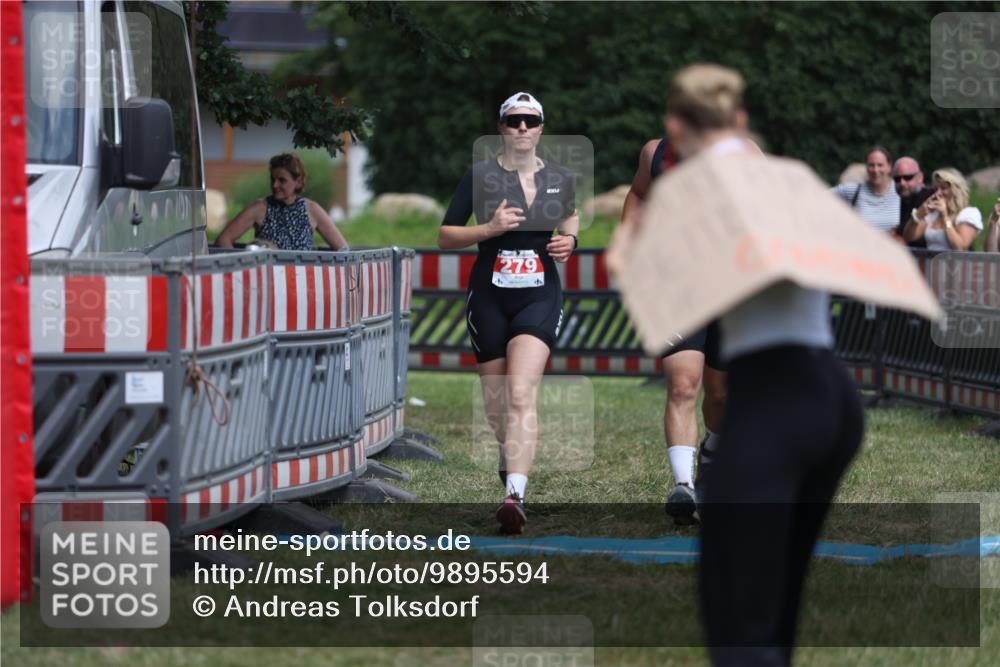 21.06.2026 - 29. Vierlanden-Triathlon Andreas Tolksdorf http://msf.ph/oto/9895594 21.06.2026 15:22:19 Ziel 105, 279, 105, 279 meine-sportfotos.de