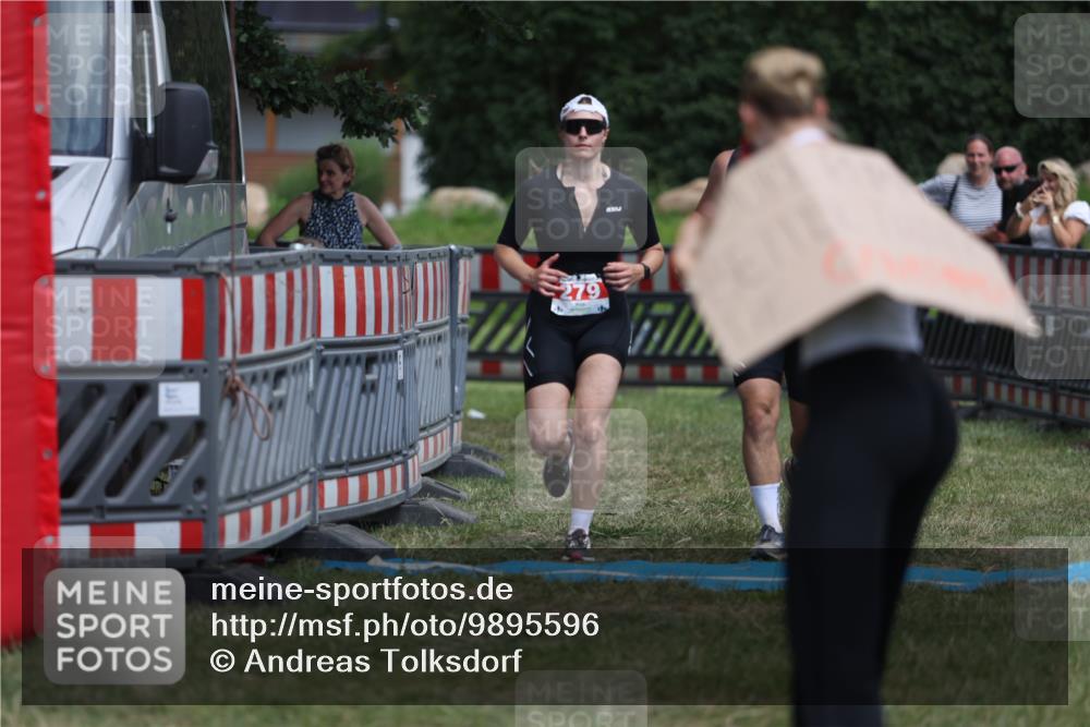 21.06.2026 - 29. Vierlanden-Triathlon Andreas Tolksdorf http://msf.ph/oto/9895596 21.06.2026 15:22:19 Ziel 105, 279, 105, 279 meine-sportfotos.de