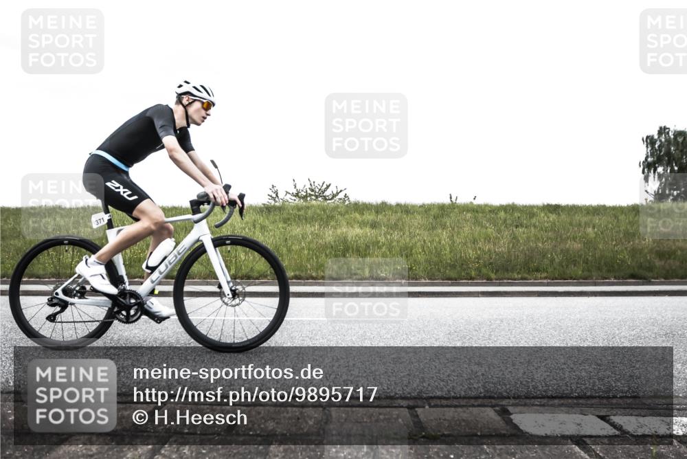 21.06.2026 - 29. Vierlanden-Triathlon H.Heesch http://msf.ph/oto/9895717 21.06.2026 10:08:09 Radfahren 7, 38, 80, 305, 371, 373 meine-sportfotos.de