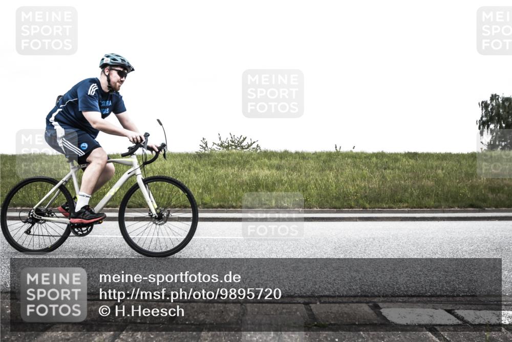 21.06.2026 - 29. Vierlanden-Triathlon H.Heesch http://msf.ph/oto/9895720 21.06.2026 10:11:20 Radfahren 325, 338 meine-sportfotos.de