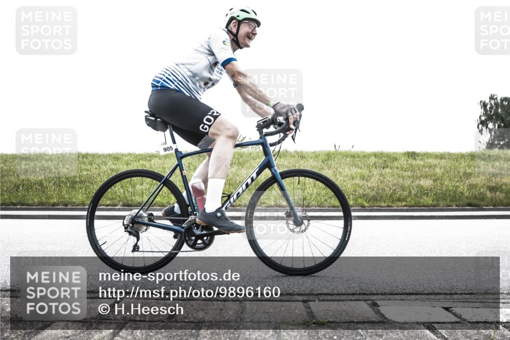 21.06.2026 - 29. Vierlanden-Triathlon H.Heesch http://msf.ph/oto/9896160 21.06.2026 11:27:22 Radfahren 901, 905 meine-sportfotos.de