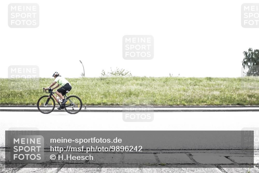21.06.2026 - 29. Vierlanden-Triathlon H.Heesch http://msf.ph/oto/9896242 21.06.2026 11:42:11 Radfahren 256, 302, 808 meine-sportfotos.de