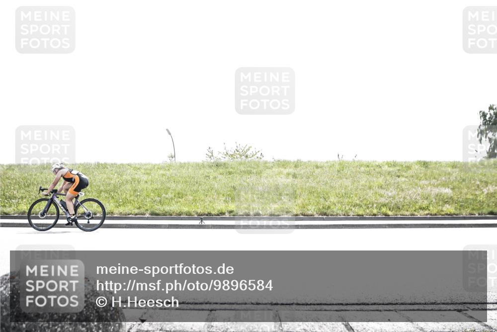 21.06.2026 - 29. Vierlanden-Triathlon H.Heesch http://msf.ph/oto/9896584 21.06.2026 12:59:49 Radfahren 995, 1008, 1011 meine-sportfotos.de