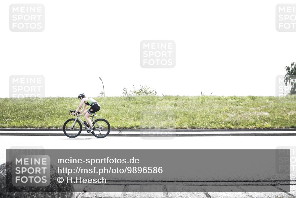 21.06.2026 - 29. Vierlanden-Triathlon H.Heesch http://msf.ph/oto/9896586 21.06.2026 12:59:53 Radfahren 1008, 1011 meine-sportfotos.de