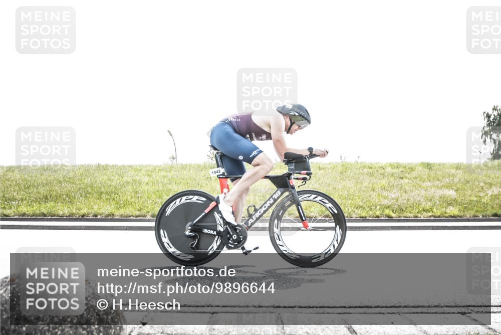 21.06.2026 - 29. Vierlanden-Triathlon H.Heesch http://msf.ph/oto/9896644 21.06.2026 13:02:49 Radfahren 1042, 1052 meine-sportfotos.de