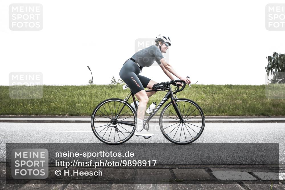 21.06.2026 - 29. Vierlanden-Triathlon H.Heesch http://msf.ph/oto/9896917 21.06.2026 10:13:33 Radfahren 9, 26, 44, 75, 90, 236 meine-sportfotos.de