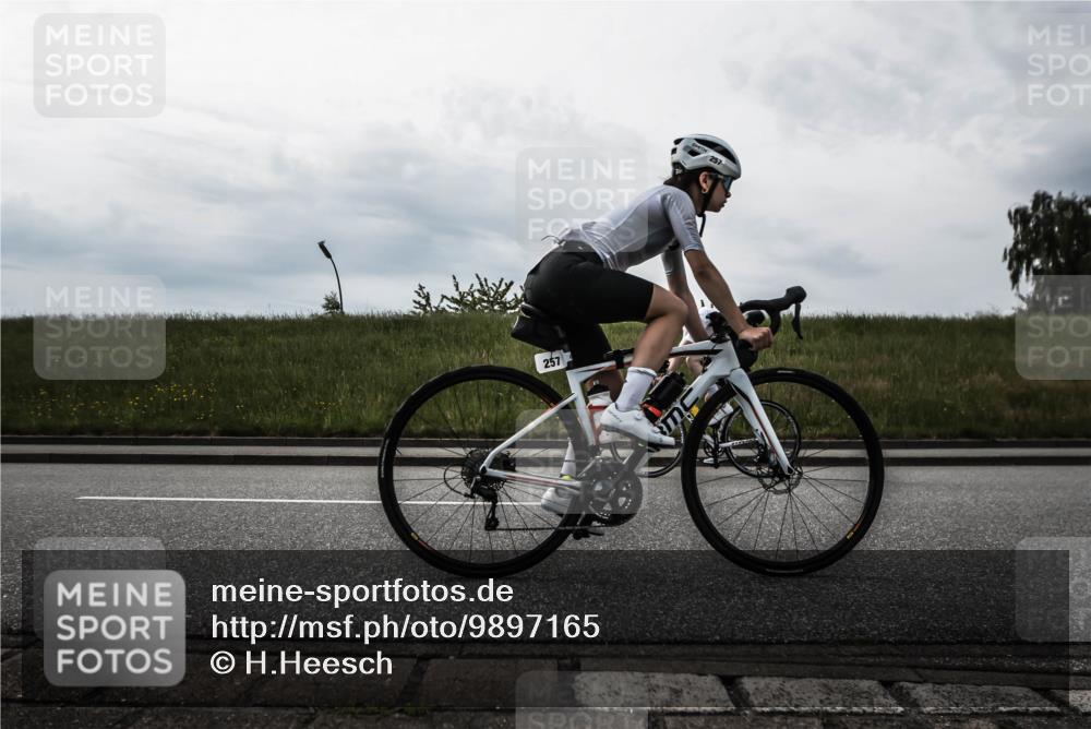 21.06.2026 - 29. Vierlanden-Triathlon H.Heesch http://msf.ph/oto/9897165 21.06.2026 09:21:12 Radfahren 7, 13, 88, 257 meine-sportfotos.de