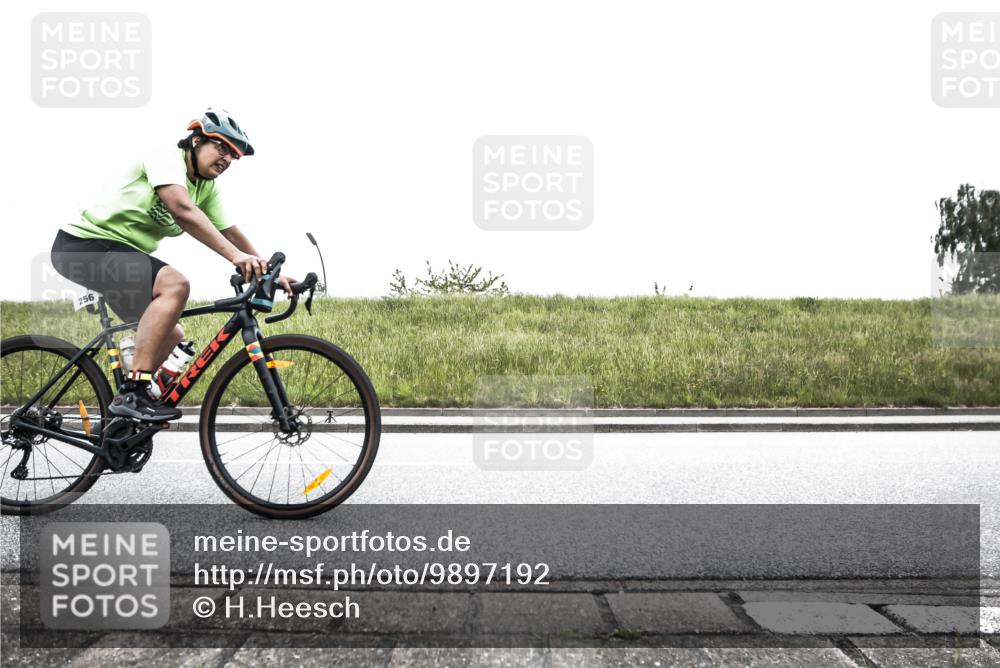 21.06.2026 - 29. Vierlanden-Triathlon H.Heesch http://msf.ph/oto/9897192 21.06.2026 10:22:56 Radfahren 256, 404, 614 meine-sportfotos.de