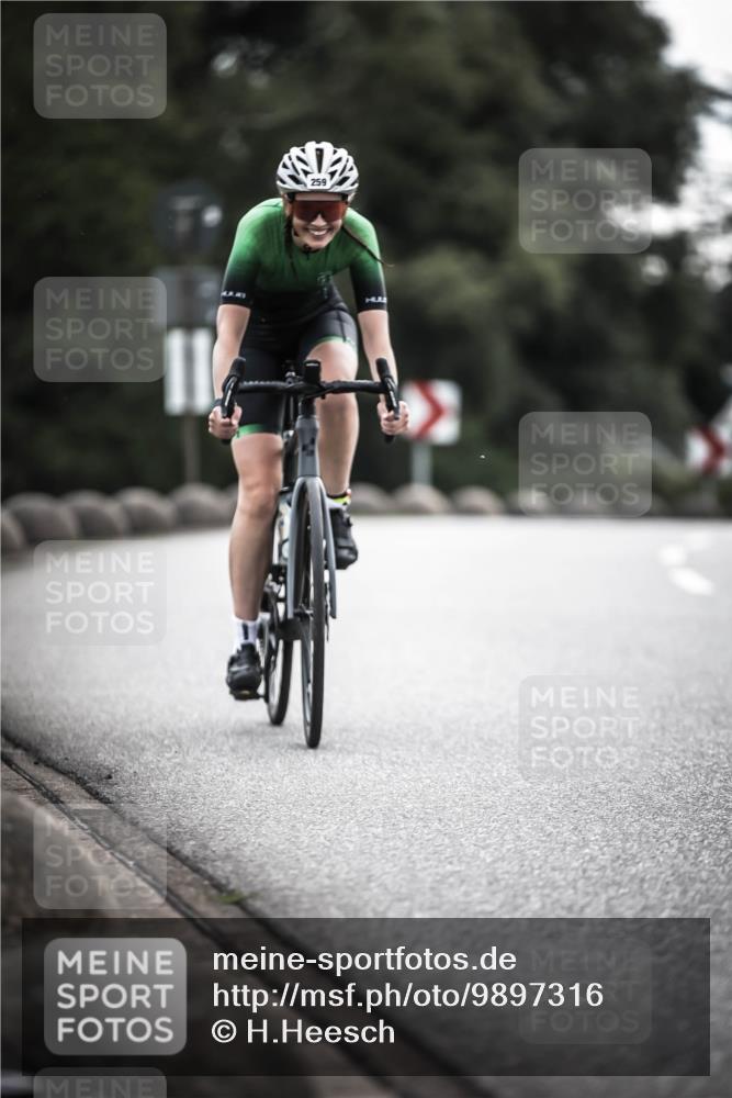 21.06.2026 - 29. Vierlanden-Triathlon H.Heesch http://msf.ph/oto/9897316 21.06.2026 09:27:43 Radfahren 135, 243, 259 meine-sportfotos.de