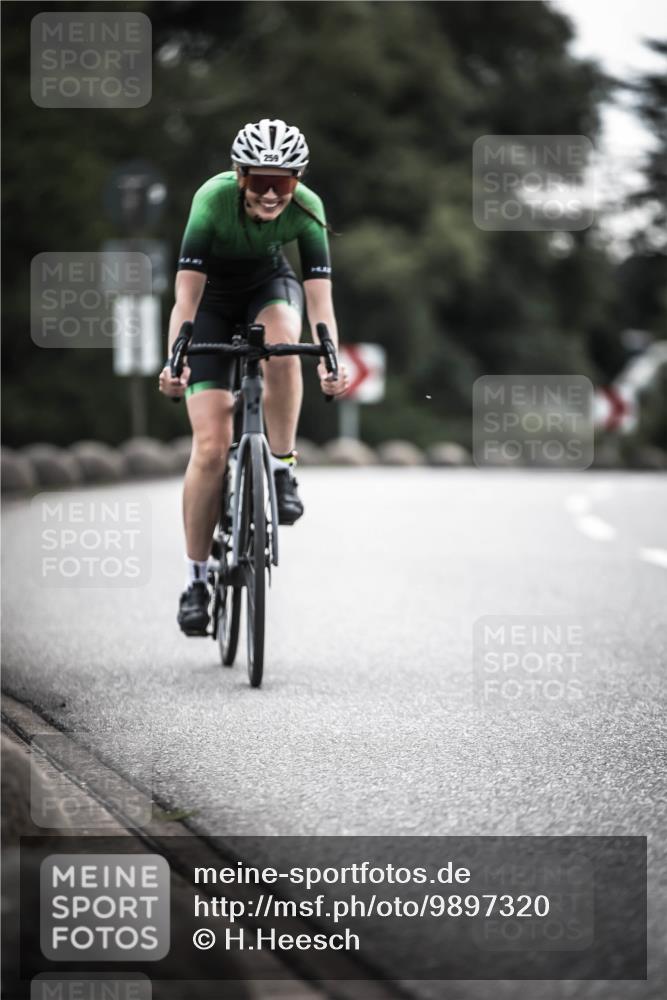21.06.2026 - 29. Vierlanden-Triathlon H.Heesch http://msf.ph/oto/9897320 21.06.2026 09:27:44 Radfahren 135, 243, 259 meine-sportfotos.de