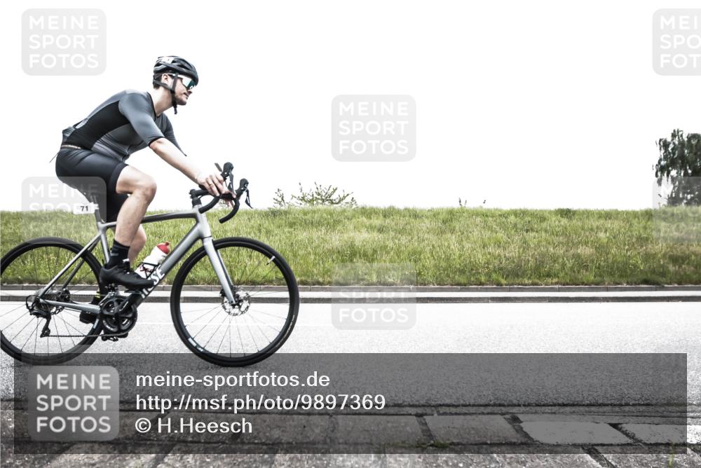 21.06.2026 - 29. Vierlanden-Triathlon H.Heesch http://msf.ph/oto/9897369 21.06.2026 10:24:41 Radfahren 71, 207, 509, 625 meine-sportfotos.de