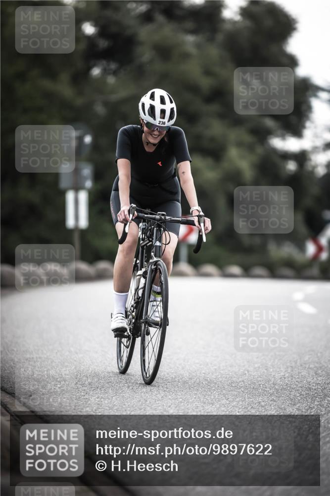21.06.2026 - 29. Vierlanden-Triathlon H.Heesch http://msf.ph/oto/9897622 21.06.2026 09:29:23 Radfahren 141, 156, 236 meine-sportfotos.de