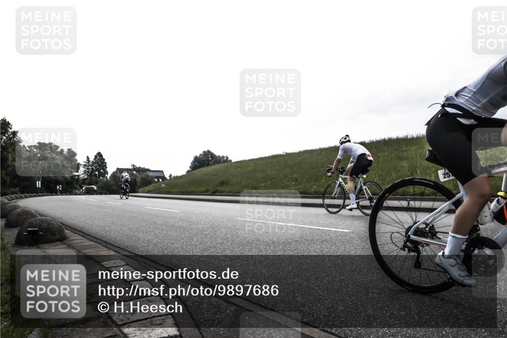 21.06.2026 - 29. Vierlanden-Triathlon H.Heesch http://msf.ph/oto/9897686 21.06.2026 09:21:12 Radfahren 13, 88, 257 meine-sportfotos.de