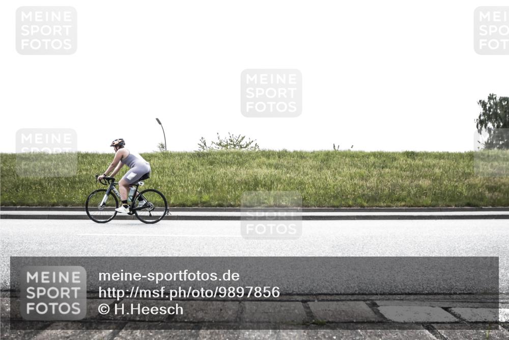 21.06.2026 - 29. Vierlanden-Triathlon H.Heesch http://msf.ph/oto/9897856 21.06.2026 11:00:18 Radfahren 126, 172, 296, 677 meine-sportfotos.de