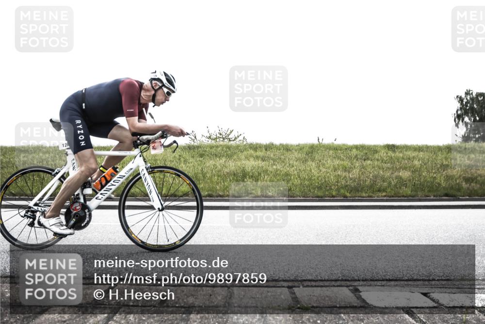 21.06.2026 - 29. Vierlanden-Triathlon H.Heesch http://msf.ph/oto/9897859 21.06.2026 11:00:21 Radfahren 126, 172, 639, 677 meine-sportfotos.de