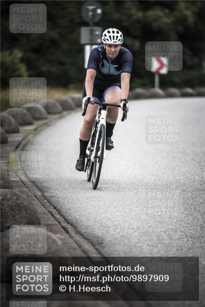 21.06.2026 - 29. Vierlanden-Triathlon H.Heesch http://msf.ph/oto/9897909 21.06.2026 10:03:29 Radfahren 227 meine-sportfotos.de