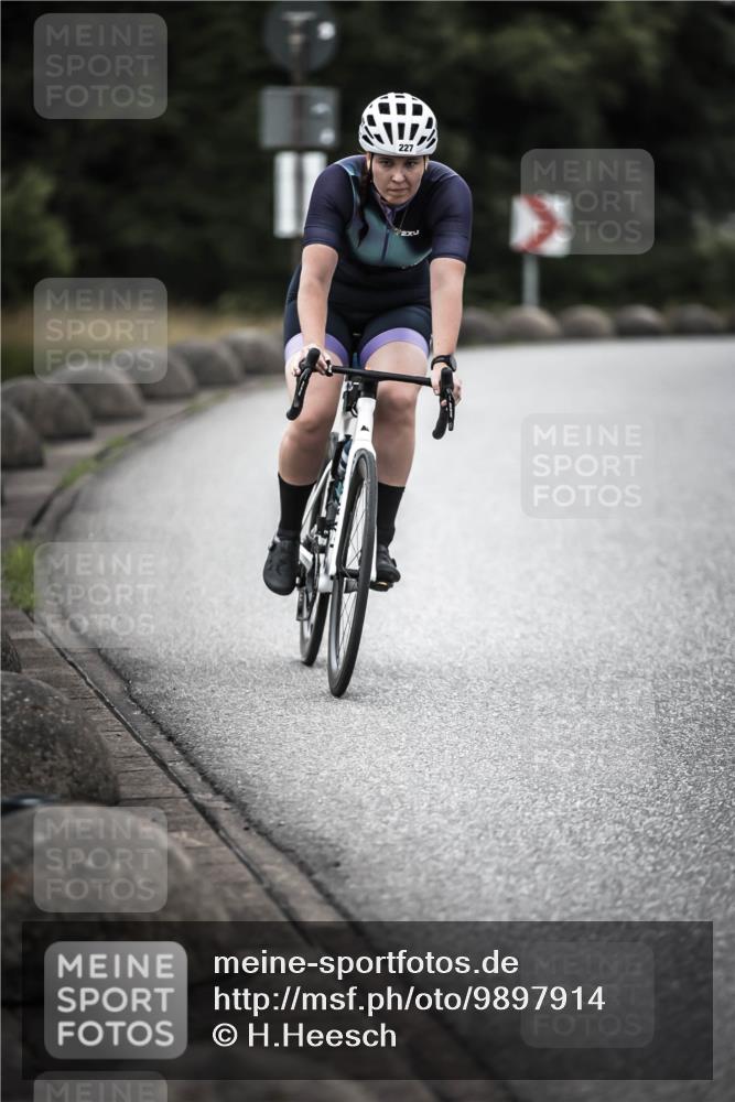 21.06.2026 - 29. Vierlanden-Triathlon H.Heesch http://msf.ph/oto/9897914 21.06.2026 10:03:30 Radfahren 227 meine-sportfotos.de