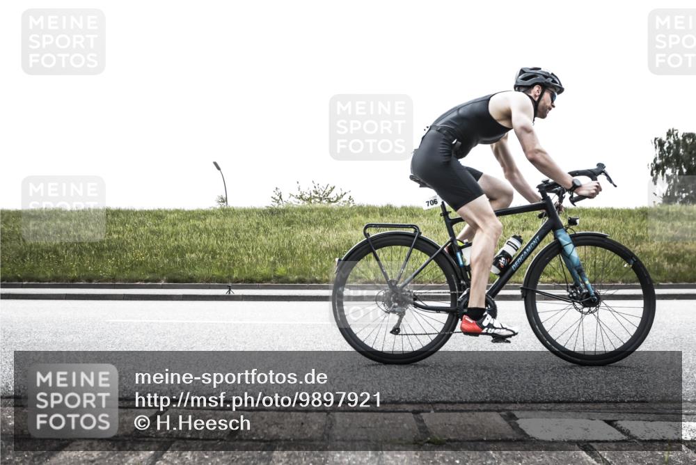 21.06.2026 - 29. Vierlanden-Triathlon H.Heesch http://msf.ph/oto/9897921 21.06.2026 11:01:34 Radfahren 43, 704, 706 meine-sportfotos.de