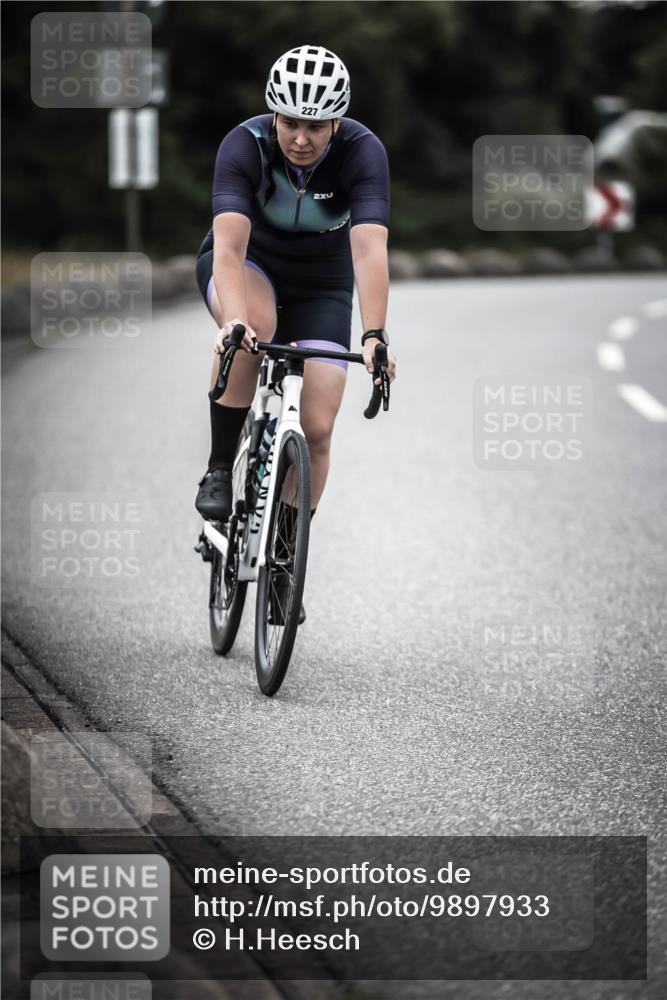 21.06.2026 - 29. Vierlanden-Triathlon H.Heesch http://msf.ph/oto/9897933 21.06.2026 10:03:30 Radfahren 227 meine-sportfotos.de