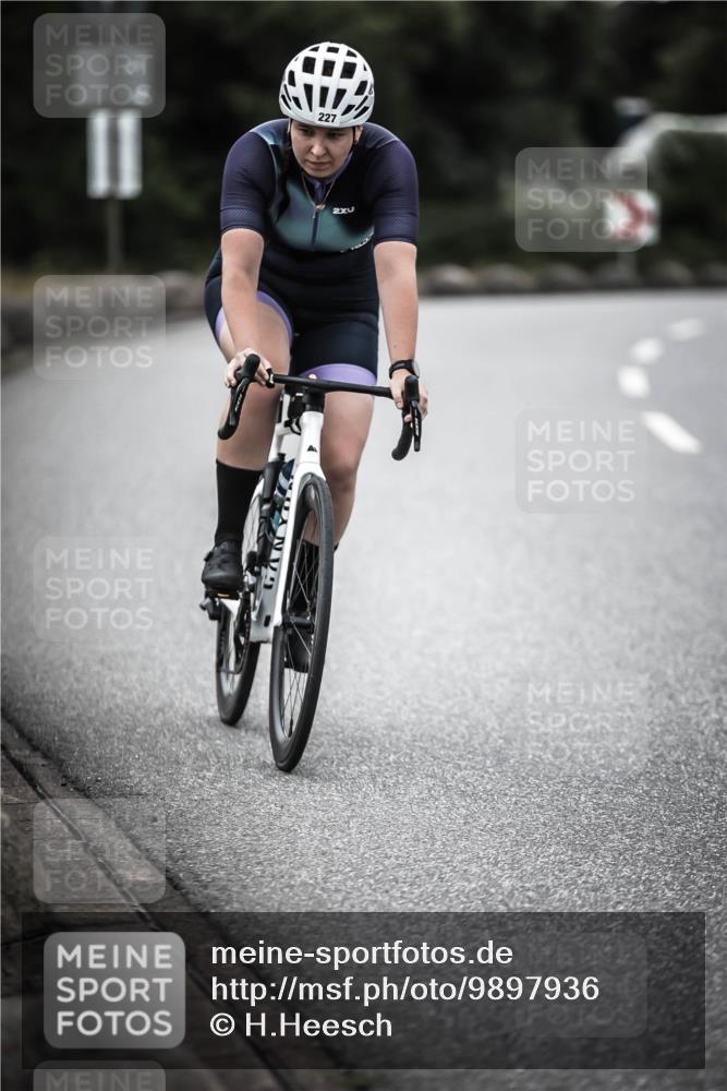 21.06.2026 - 29. Vierlanden-Triathlon H.Heesch http://msf.ph/oto/9897936 21.06.2026 10:03:30 Radfahren 227 meine-sportfotos.de